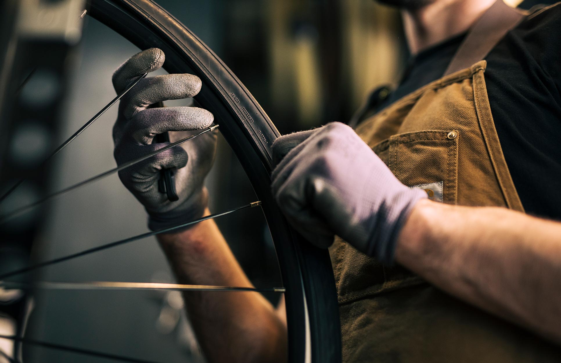 Spaakwielen die afgesteld en gerepareerd worden in een fietsenwinkel in Oldenzaal