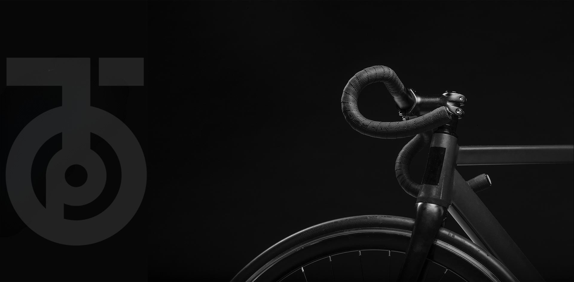 Slider voor de hero sectie. Rechts staat een zwarte fiets en links het merkbeeld van Topbikes Twente in lichte transparantie.