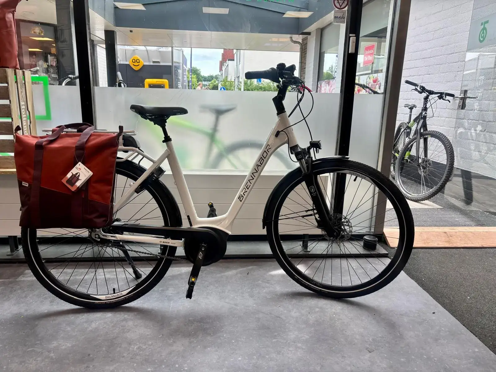 een elektrische damesfiets in de winkel van Topbikes Twente