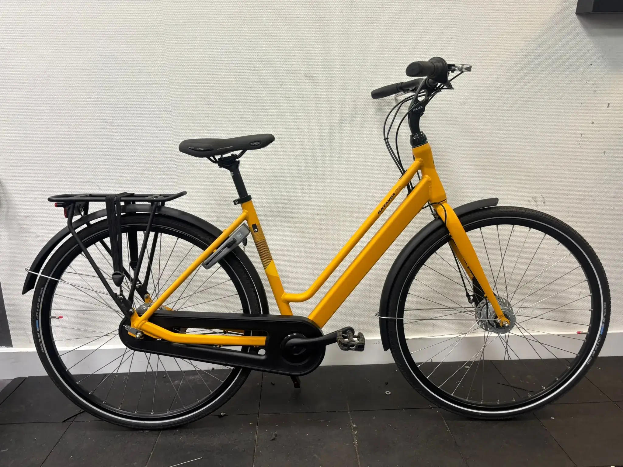 tweede hands dames fiets bij Topbikes Twente in de winkel in Oldenzaal