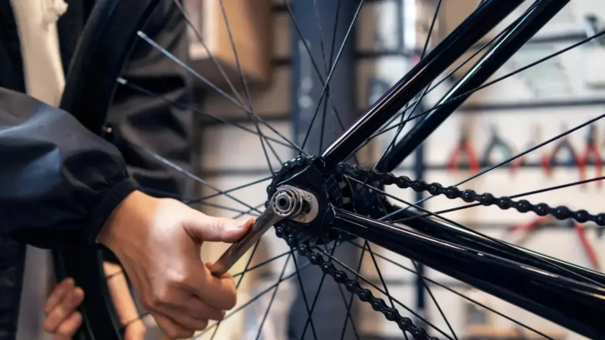 Ketting die wordt aangespannen bij fietsenwinkel in Oldenzaal, Topbikes Twente.