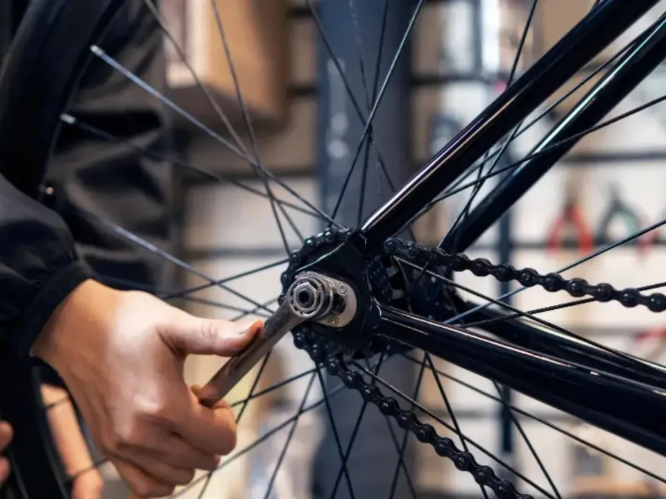 Ketting die wordt aangespannen bij fietsenwinkel in Oldenzaal, Topbikes Twente.