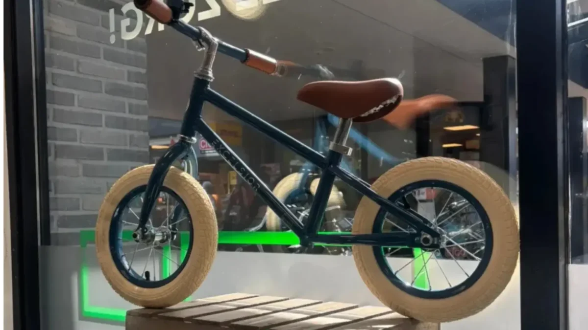 Een peuterfiets in een fietsenwinkel in Oldenzaal. Topbikes Twente.