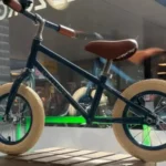 Een peuterfiets in een fietsenwinkel in Oldenzaal. Topbikes Twente.