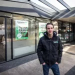 Luuk Segerink, eigenaar van Topbikes Twente die voor de fietsenwinkel in Oldenzaal staat.