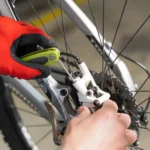 Fiets die gerepareerd wordt bij Topbikes Twente, de fietsenwinkel in Oldenzaal.