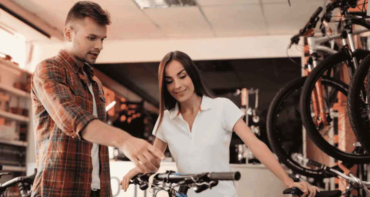 Persoon geholpen in Topbikes Twente, de fietsenwinkel in Oldenzaal.