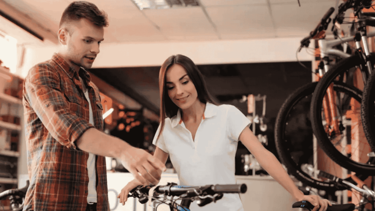 Persoon geholpen in Topbikes Twente, de fietsenwinkel in Oldenzaal.