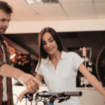 Persoon geholpen in Topbikes Twente, de fietsenwinkel in Oldenzaal.