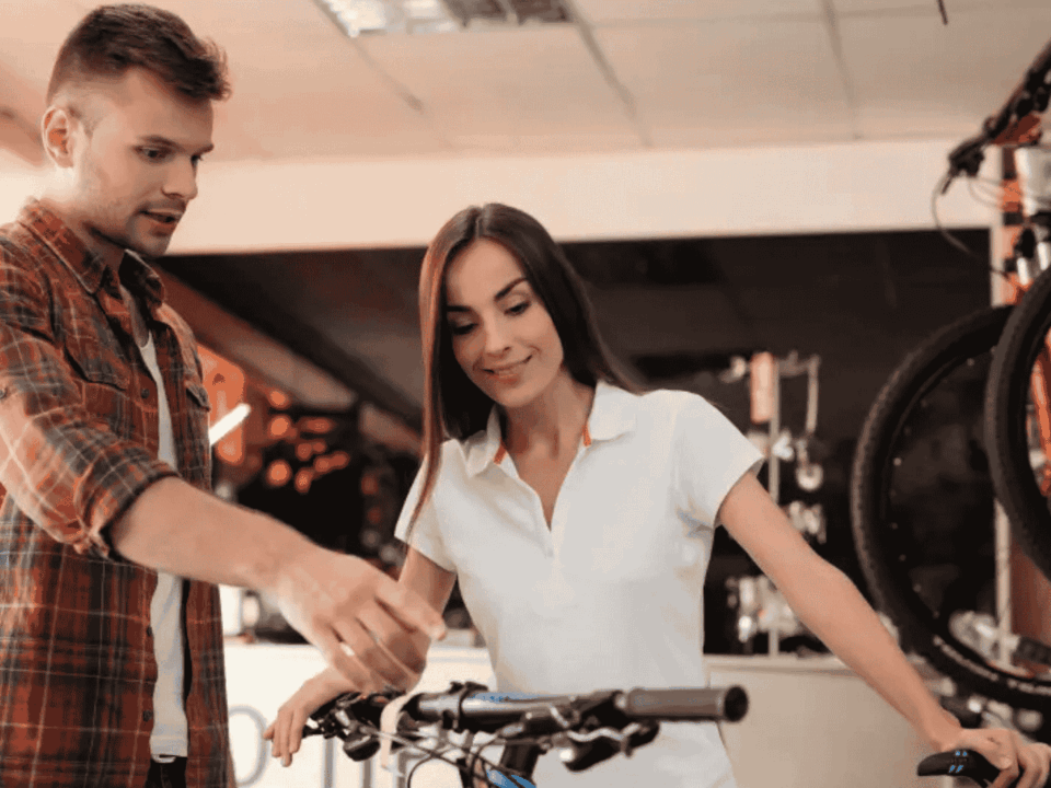 Persoon geholpen in Topbikes Twente, de fietsenwinkel in Oldenzaal.