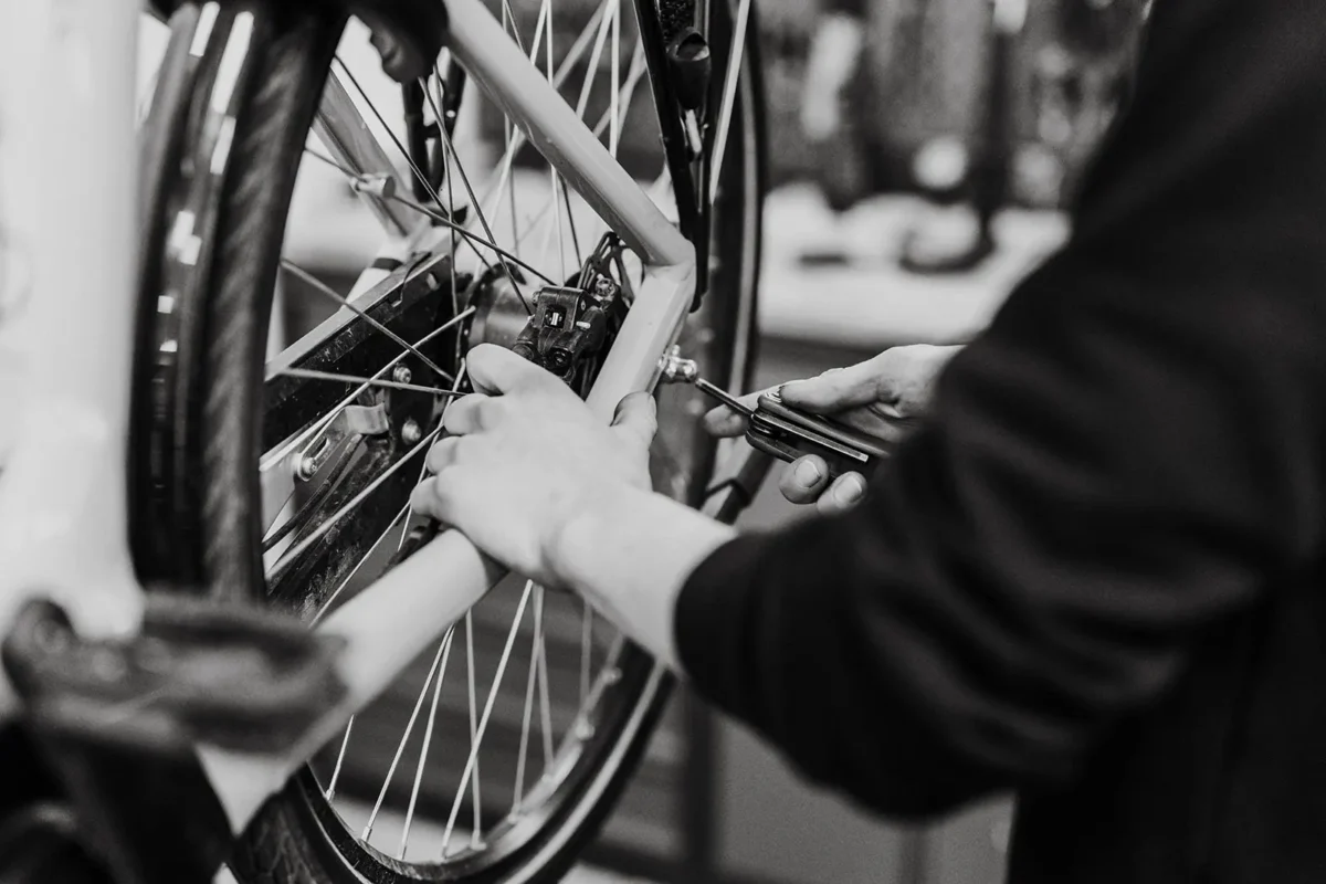 Reparatie die wordt uitgevoerd aan een elektrische fiets, in de fietsenwinkel van Oldenzaal voor elektrische fietsreparaties. Topbikes Twente Oldenzaal