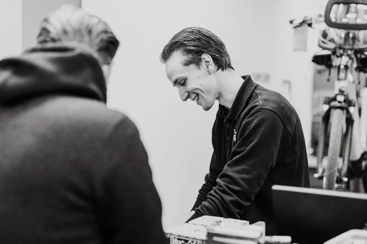 Klant die wordt geholpen bij de fietsenwinkel in Oldenzaal. Topbikes Twente. Service met een lach.