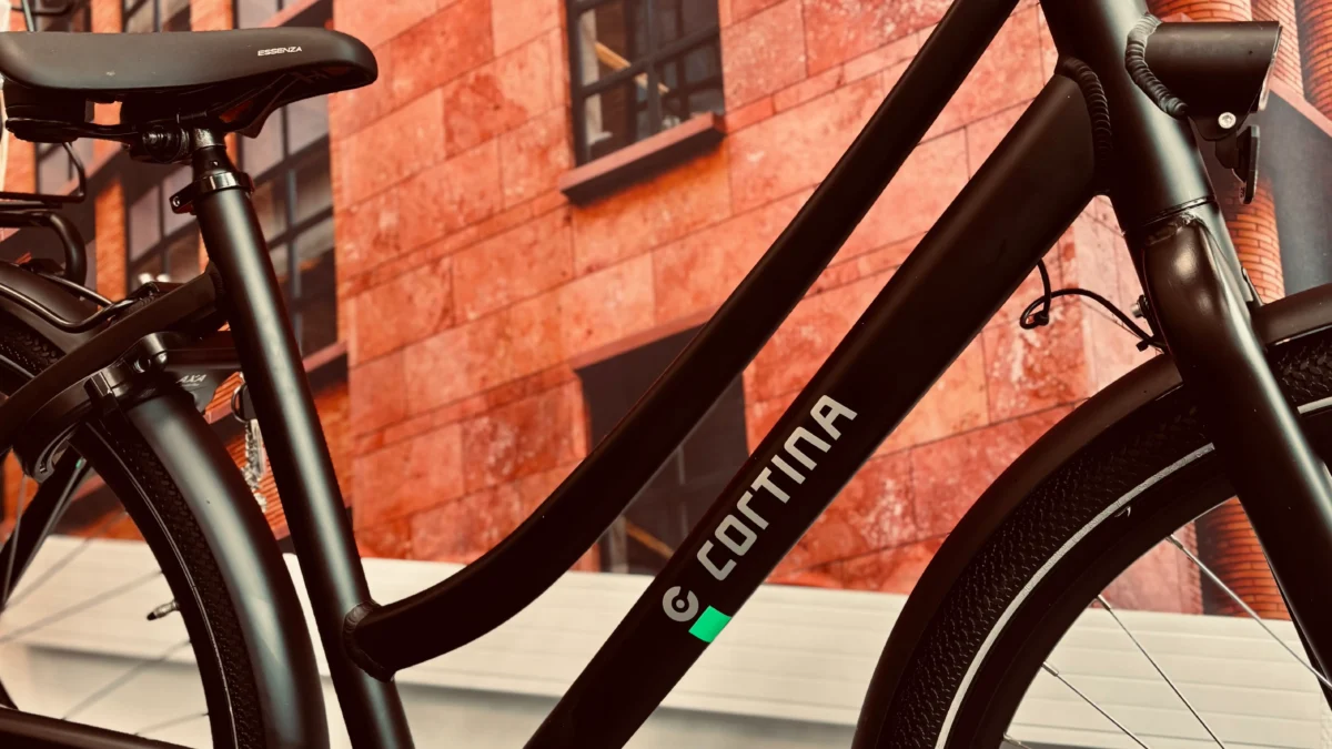 Cortina Elektrische fiets ingezoomde foto op straat in Oldenzaal.