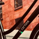 Cortina Elektrische fiets ingezoomde foto op straat in Oldenzaal.