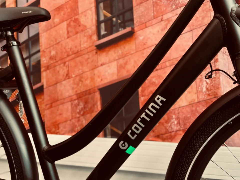 Cortina Elektrische fiets ingezoomde foto op straat in Oldenzaal.