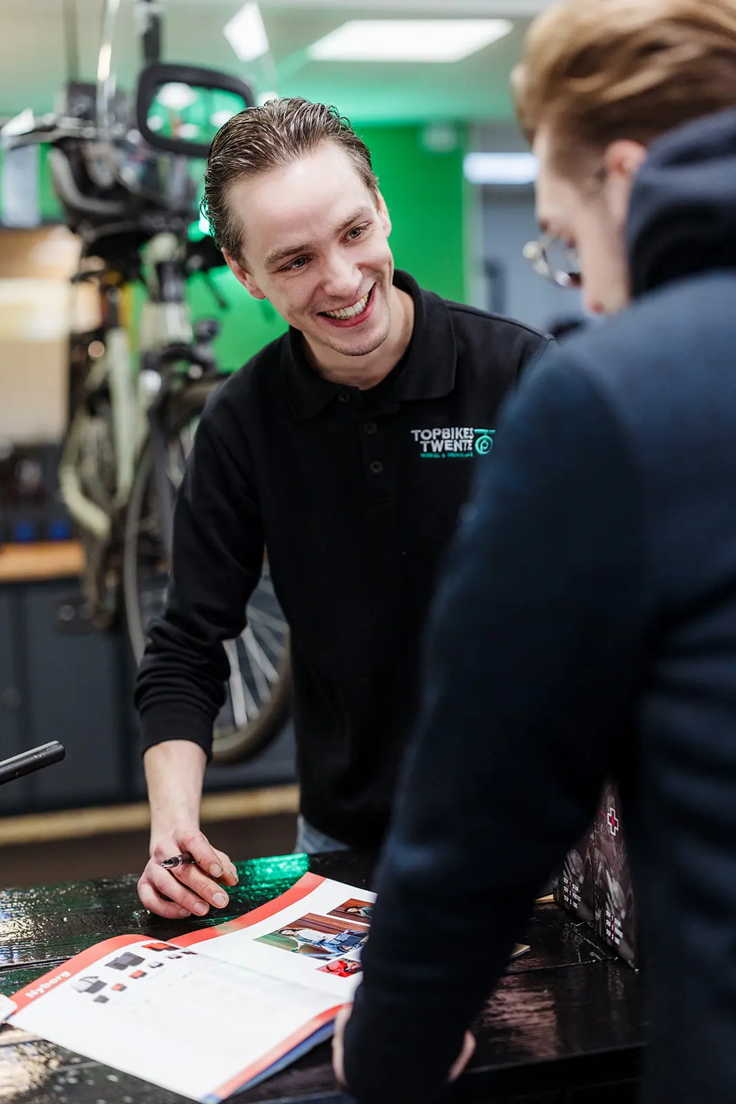 Topbikes Twente, de fietsenwinkel in Oldenzaal, helpt uitkiezen van fiets.