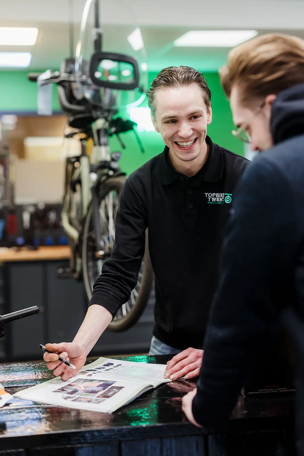 Topbikes Twente, de fietsenwinkel in Oldenzaal, helpt klant met het uitzoeken van een elektrische fiets.