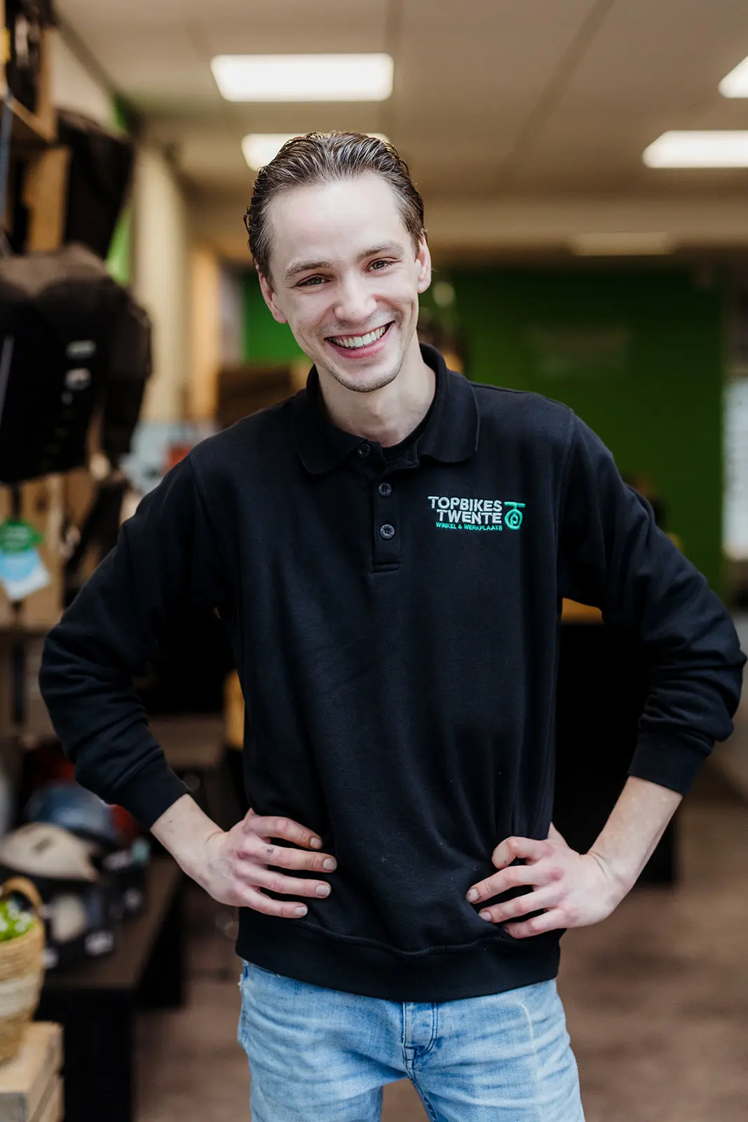Luuk Segerink, eigenaar Topbikes Twente, die met een brede lach naar de camera kijkt.
