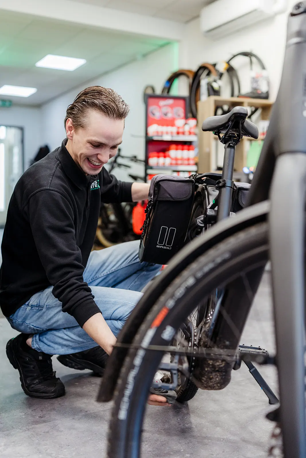 Reparatie die aan een fiets wordt uitgevoerd in Oldenzaal.