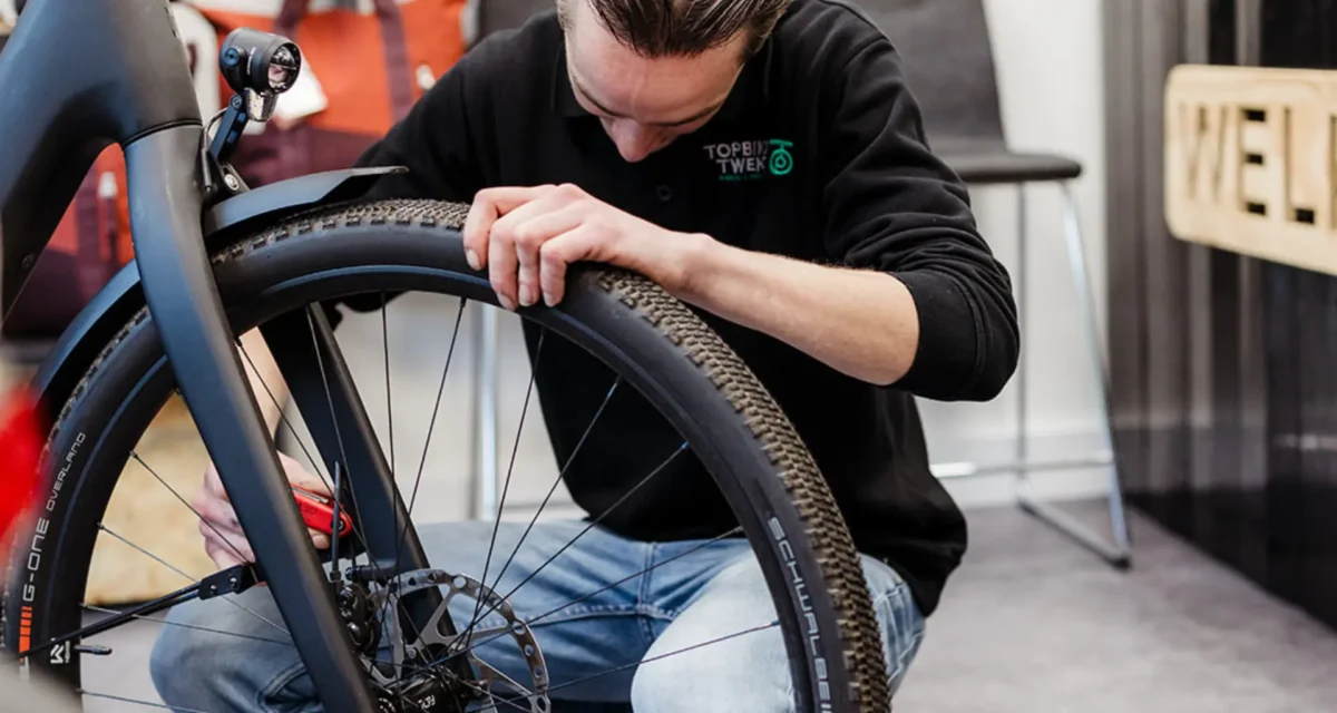 Fietsenwinkel Oldenzaal die een controle uitvoert op een Elektrische fiets.