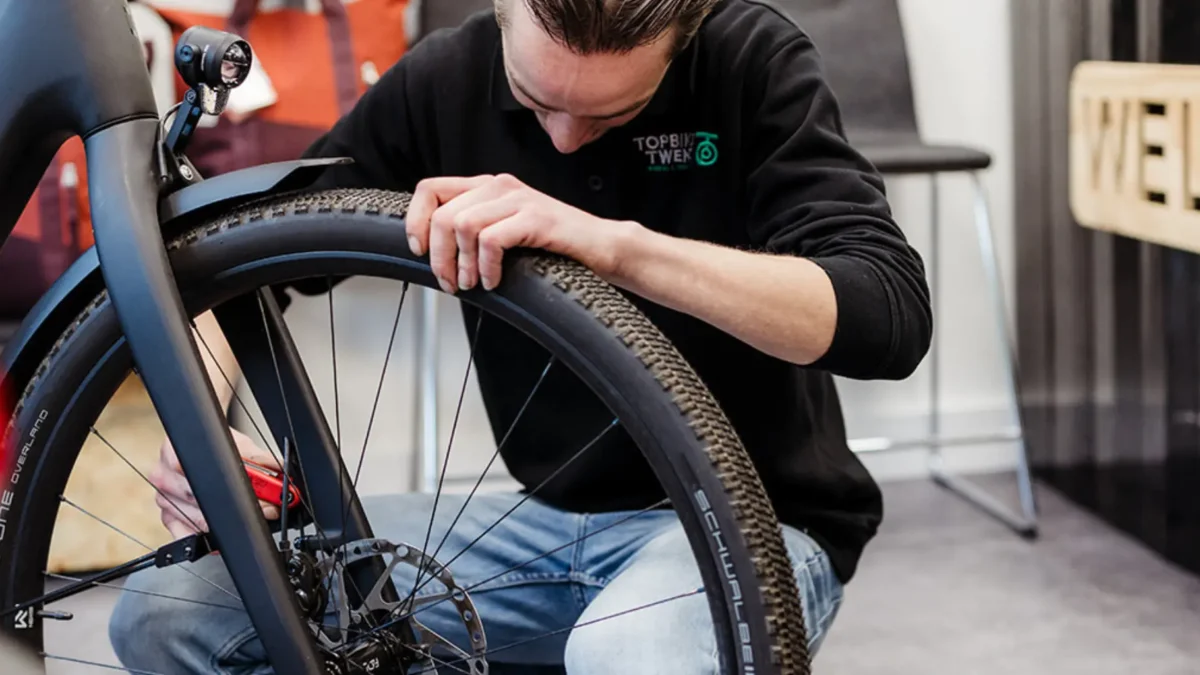 Fietsenwinkel Oldenzaal die een controle uitvoert op een Elektrische fiets.