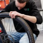 Fietsenwinkel Oldenzaal die een controle uitvoert op een Elektrische fiets.