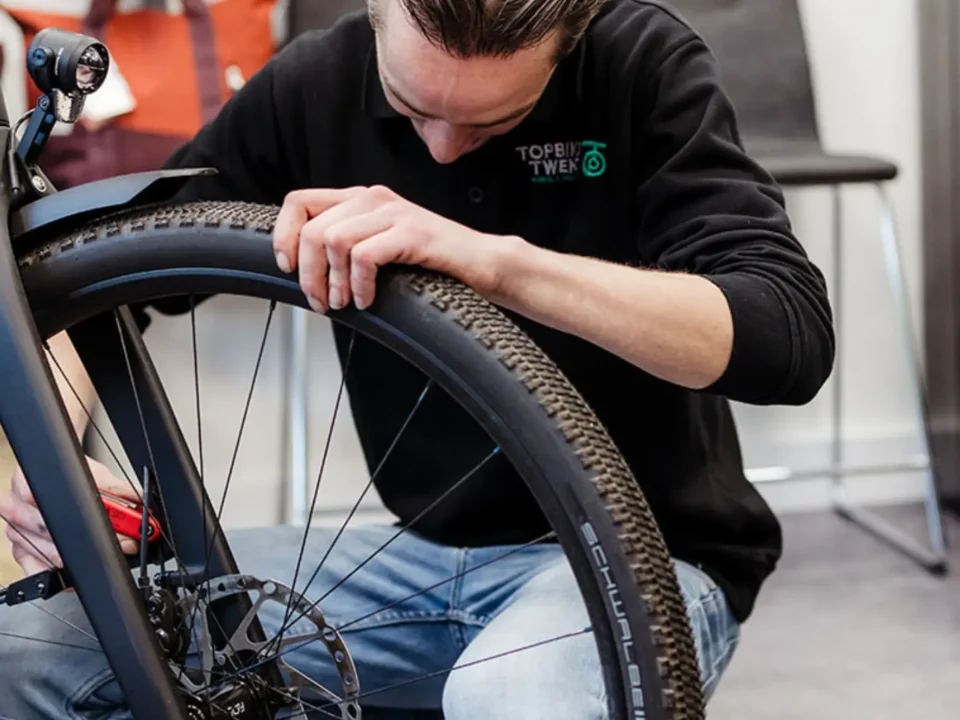 Fietsenwinkel Oldenzaal die een controle uitvoert op een Elektrische fiets.