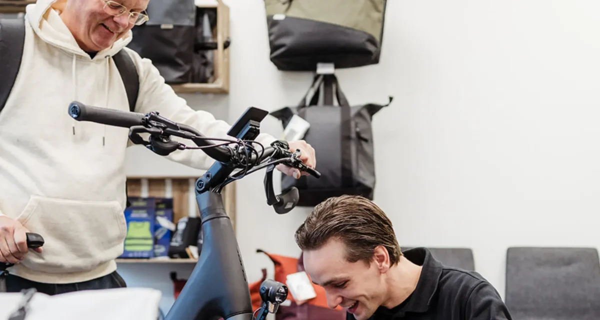 Display problemen die gecontroleerd en opgelost worden in de fietsenwinkel in Oldenzaal, Topbikes Twente.
