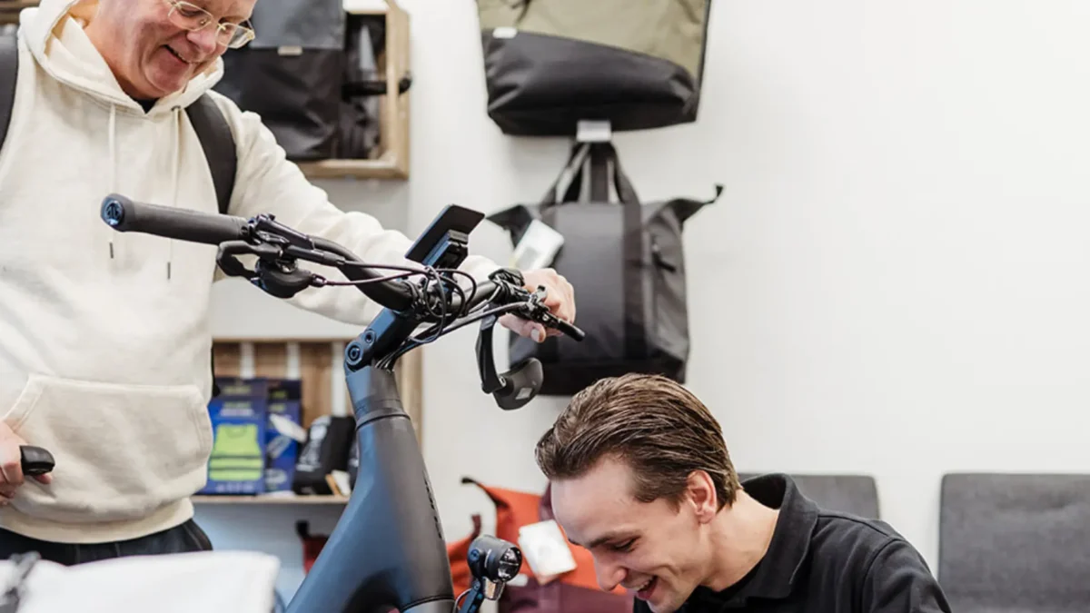 Display problemen die gecontroleerd en opgelost worden in de fietsenwinkel in Oldenzaal, Topbikes Twente.