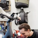 Display problemen die gecontroleerd en opgelost worden in de fietsenwinkel in Oldenzaal, Topbikes Twente.