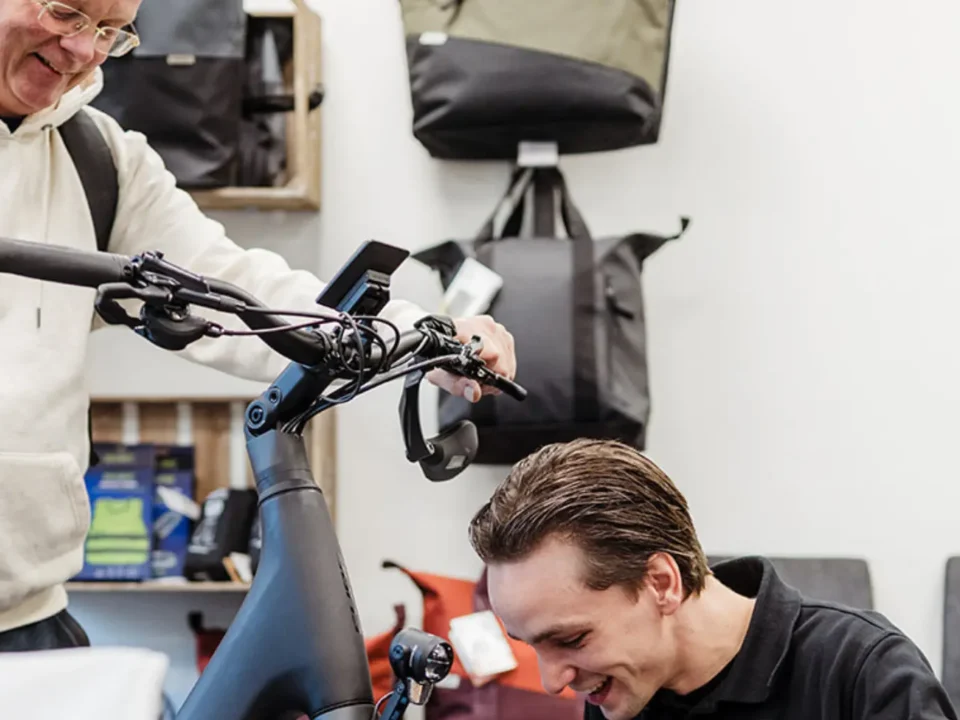 Display problemen die gecontroleerd en opgelost worden in de fietsenwinkel in Oldenzaal, Topbikes Twente.