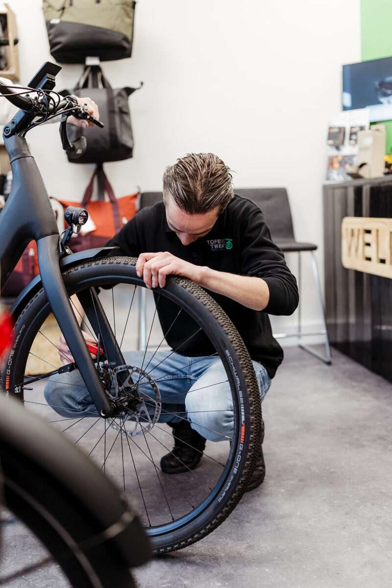 Topbikes Twente, fietsenwinkel in Oldenzaal die onderhoud uitvoert aan een elektrische fiets (e-bike) in Oldenzaal.