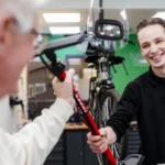 Klant neemt fietspomp aan bij aankoop tweedehands fiets in Oldenzaal.